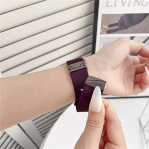 Ersatz Nylon magnetisches Smartwatch Armband, kompatibel mit diversen Fitnessuhren Modellen.