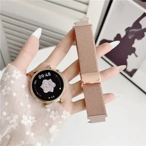 Detaillierte Nahaufnahme des roségoldenen magnetischen Nylonarmbands mit dem runden Zifferblatt.