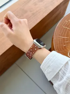 Correa de reloj de gelatina translúcida marrón con estrellas blancas para Apple Watch.