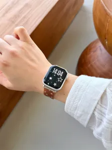 Detalle de correa de reloj con patrón de estrellas marrones, compatible Apple Watch 10.