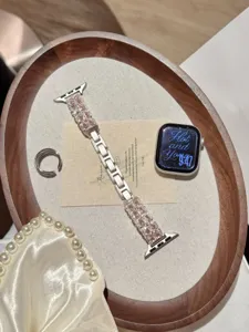 Detailansicht des glitzernden rosafarbenen Strass-Metall-Uhrenarmbands für Apple Watch.