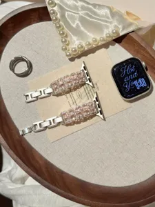 Funkelndes Strass Metall Uhrenarmband im Detail, edle Ersatzglieder fuer Smartwatches.