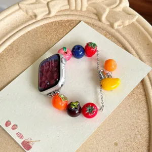 Vista dettagliata del cinturino per orologio in resina di frutta colorata con perline.