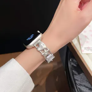 Detailaufnahme des eleganten glänzenden Stern- und Herz-Metalllederarmbands am Handgelenk.