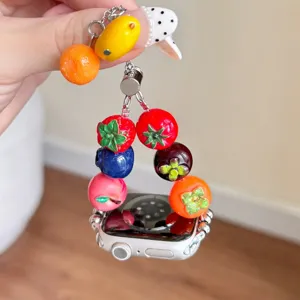 Primo piano dettagliato di un cinturino per orologio in resina con perline di frutta colorate.