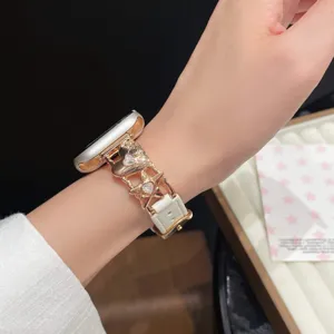Detailansicht Herz Stern Metall Leder Armband fuer Smartwatch stilvolles Handgelenk Accessoire.