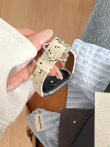 Détail du bracelet en cuir boucle étoile, matériau de qualité pour montre connectée.