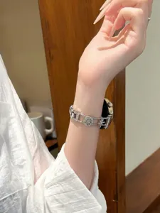 Detailansicht des eleganten Stern Strass Metall Uhrenarmbands für kompatible Smartwatches stilvoll.