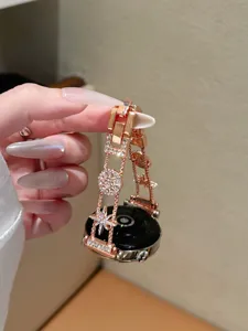 Detailansicht eines funkelnden Stern-Strass-Metallarmbands, elegantes Roségold-Design für Uhr.