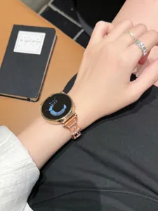 Roségoldene Smartwatch mit Kristall Strass Kette Metallarmband, Handgelenk Detail.