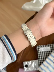 Bracelet de montre en cuir blanc avec boucle argente pour accessoire de montre connectee