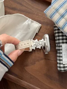 Bracelet de montre en cuir blanc avec charms étoiles argentées compatible Apple Watch détail