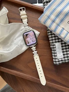 Vue de détail du bracelet de montre en cuir étoile zircon, compatible Apple Watch, accessoire élégant.