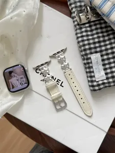 Gros plan sur le bracelet de montre en cuir véritable avec breloques étoiles et zircon.
