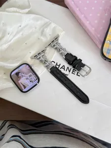 Bracelet montre en cuir de rechange avec breloques étoiles métalliques pour Apple Watch design.