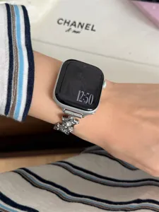 Bracelet de montre en métal avec charm ours en strass compatible montre connectée luxe.