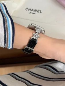 Bracelet de montre en cuir avec étoiles en strass pour Apple Watch, vue de détail.