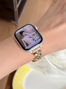 Vue detaillee du bracelet de montre etoile en zircon brillant compatible avec Apple Watch.