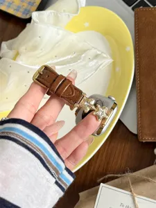 Bracelet de montre en cuir marron véritable avec jolis pendentifs étoile pour Apple Watch.