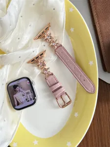 Vue de détail du bracelet de montre en cuir véritable avec étoiles en zircon luxueuses.