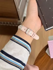 Bracelet de montre intelligent en cuir rose avec boucle argentée et détail étoile.