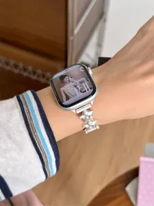Vue détaillée du bracelet de montre en zircon étoile argentée pour Apple Watch, accessoire brillant.