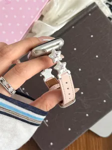 Bracelet de montre en cuir rose avec des charms zircone en forme d'étoile pour Apple watch.