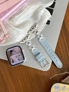 Bracelet de montre en cuir bleu clair avec étoiles en zircon étincelantes pour Apple Watch.