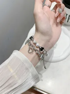 Gepunktete Herz Metallkette Uhrenarmband Zubehör kompatibel mit Apple Watch Serie, stilvolles Design.