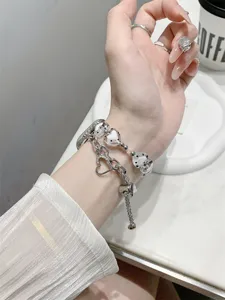 Stilvolles Pünktchen Herz Kette Uhrenarmband kompatibel mit Apple Watch, elegantes Metallzubehör.