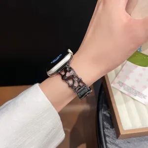 Detailaufnahme des Metall-Leder-Herz-Stern-Uhrenarmbands kompatibel mit Apple Smartwatch.