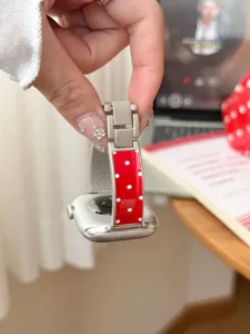 Κόκκινο λουράκι ρολογιού με βούλες για Apple Watch, κομψό δερμάτινο στιλ για γυναίκες.