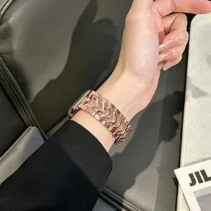 Roségoldenes, gewelltes Metallarmband kompatibel mit Apple Watch, stilvolles Ersatzband.