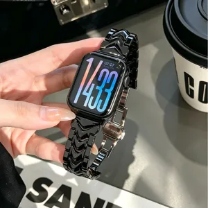 Detailaufnahme des schwarzen Metallarmbands im mechanischen Design, hochwertige Textur.