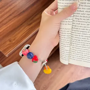 Primo piano di un cinturino per orologio colorato in resina di frutta con perline per smartwatch.
