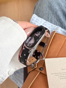 Bracelet de montre en cuir noir avec motif étoiles blanches, compatible avec montre connectée.
