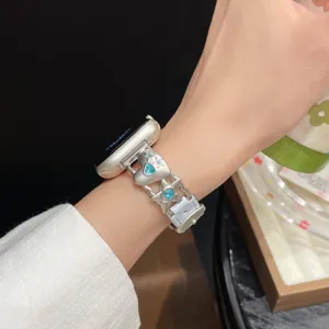 Herz Stern Leder Metall Uhrenarmband kompatibel mit Apple Watch, stilvolles Detail am Handgelenk.