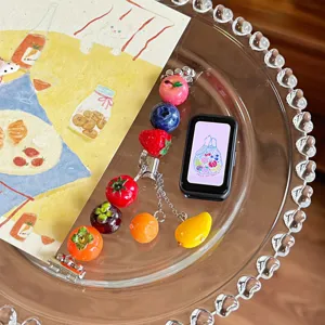 Cinturino per orologio in resina con perline di frutta e verdura colorate e ciondoli graziosi.