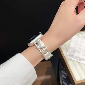 Nahaufnahme des eleganten Herz und Stern Metall Leder Uhrenarmbands passend für Apple Watch.