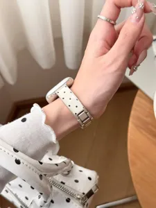 Λεπτομέρεια λουράκι Apple Watch από δέρμα με βούλες και μέταλλο, κομψό γυναικείο αξεσουάρ καρπού.