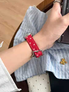 Bracelet de montre en cuir rouge avec motif d'étoiles blanches et boucle en étoile mignonne.