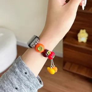 Cinturino smartwatch con perle di frutta e verdura in resina, dettaglio design.
