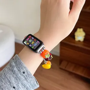 Vista dettagliata del cinturino in resina con frutta colorata per vari smartwatch.