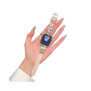 Rosa Leder Metall Uhrenarmband mit Herz und Stern Anhängern passend für Apple Watch Serie.
