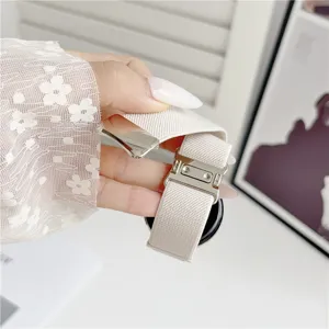 Detailansicht des Nylon-Uhrenarmbands Ersatz, weiches gewebtes Material mit Metallschnalle.