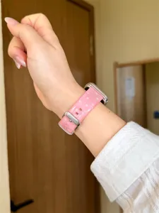 Detalle de correa de reloj de gelatina rosa translúcida, correa de silicona con patrón de estrellas.