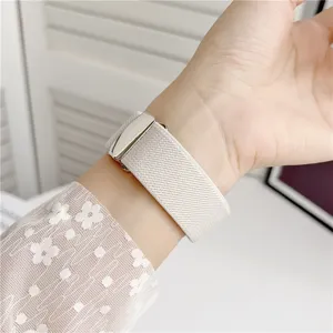 Nahaufnahme des geflochtenen Nylon-Ersatzarmbands mit sicherem magnetischen Metallverschluss.