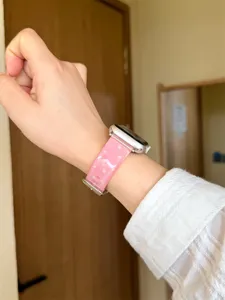 Primer plano detallado de la correa de reloj de gelatina rosa translúcida con diseño de estrellas.