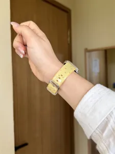 Correa de reloj de gelatina amarilla translúcida con estrellas en la muñeca, material suave.