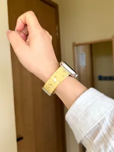 Vista detallada de correa de reloj de gelatina translúcida con estrellas en la muñeca.